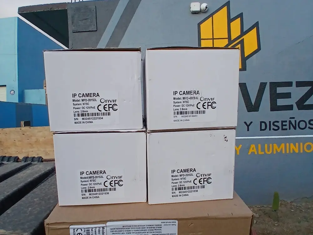 Cajas selladas de cuatro cámaras IP y un grabador NVR sobre el sitio de la instalación